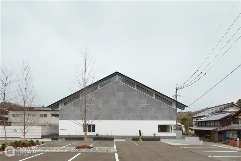 屋顶与墙体分离，竹田市图书馆 / 盐塚隆生建筑事务所 屋顶 建筑 墙体 隆生 事务所 竹田市图书馆 Toshiyuki Yano 大分县 竹田市 崇真艺客