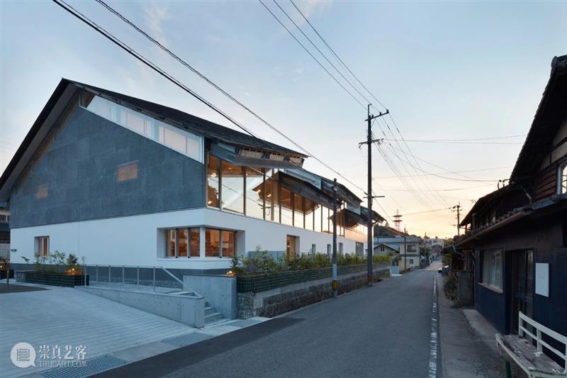 屋顶与墙体分离，竹田市图书馆 / 盐塚隆生建筑事务所 屋顶 建筑 墙体 隆生 事务所 竹田市图书馆 Toshiyuki Yano 大分县 竹田市 崇真艺客