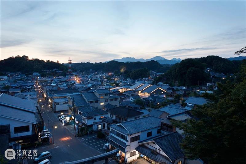屋顶与墙体分离，竹田市图书馆 / 盐塚隆生建筑事务所 屋顶 建筑 墙体 隆生 事务所 竹田市图书馆 Toshiyuki Yano 大分县 竹田市 崇真艺客