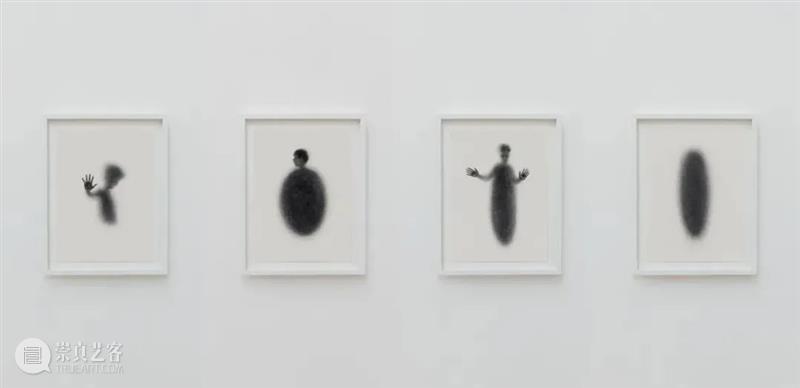 法国尼姆当代艺术博物馆为塔里克·克斯旺森(Tarik Kiswanson)举办最新个展|AR艺术家 塔里克·克斯旺森 艺术家 Kiswanson 法国尼姆当代艺术博物馆 个展 纸本 阿尔敏 莱希 法国 尼姆 崇真艺客