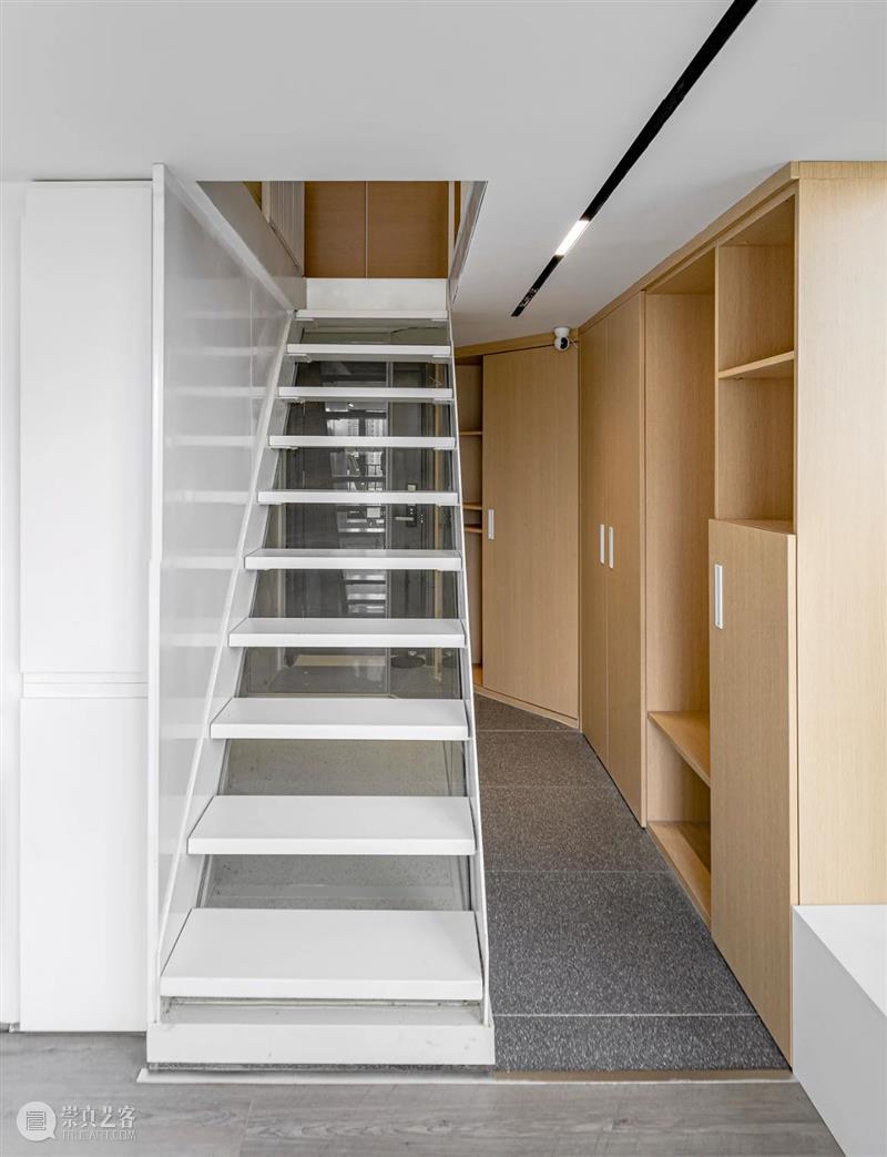 跃层公寓改造，拆除固有模块 / 泥木建筑工作室 建筑 泥木 工作室 跃层 公寓 模块 轴测图 书架 黄城 项目 崇真艺客