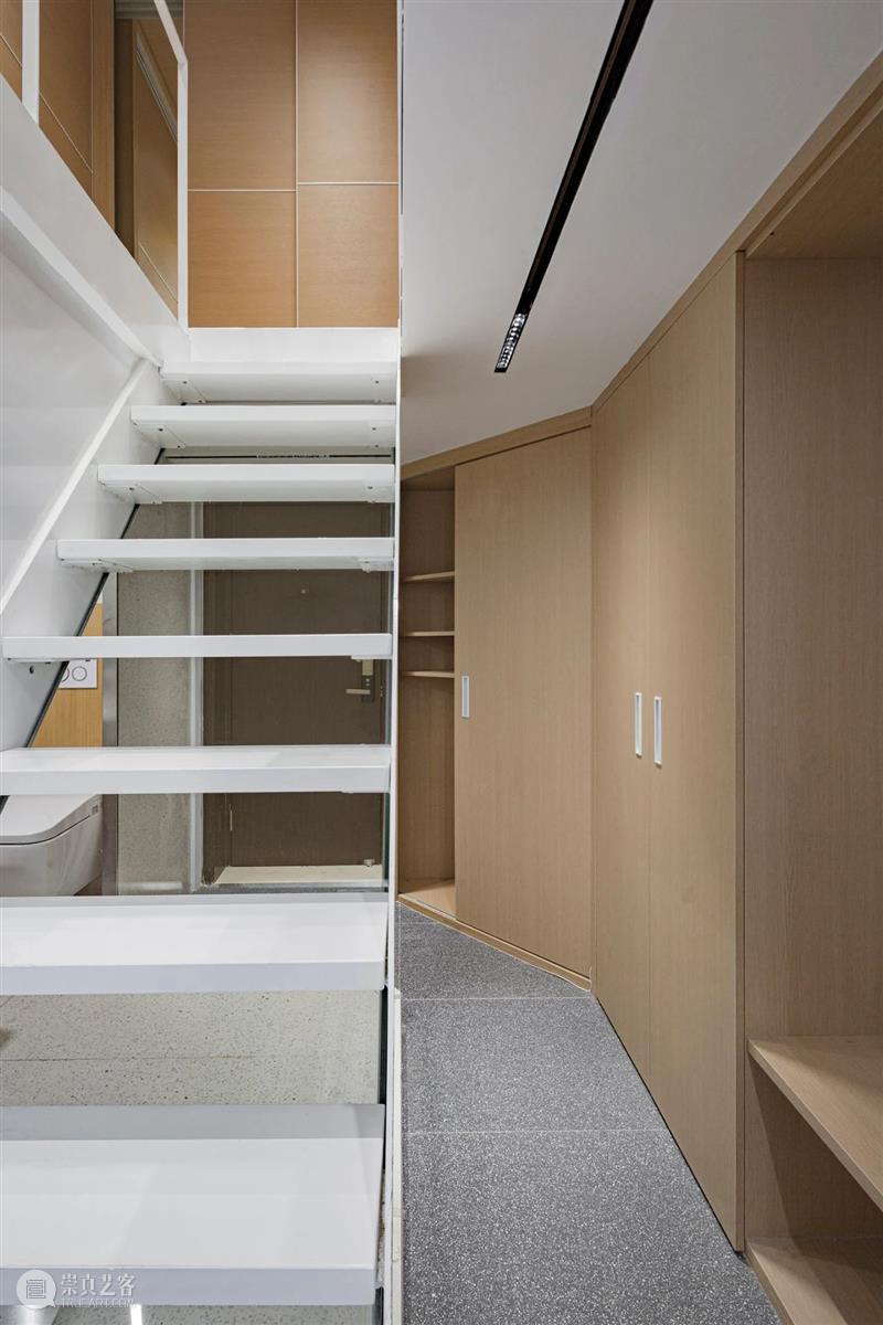 跃层公寓改造，拆除固有模块 / 泥木建筑工作室 建筑 泥木 工作室 跃层 公寓 模块 轴测图 书架 黄城 项目 崇真艺客
