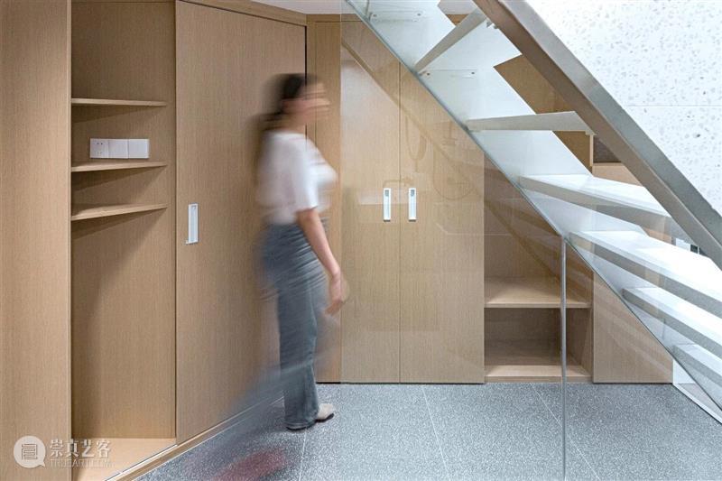 跃层公寓改造，拆除固有模块 / 泥木建筑工作室 建筑 泥木 工作室 跃层 公寓 模块 轴测图 书架 黄城 项目 崇真艺客