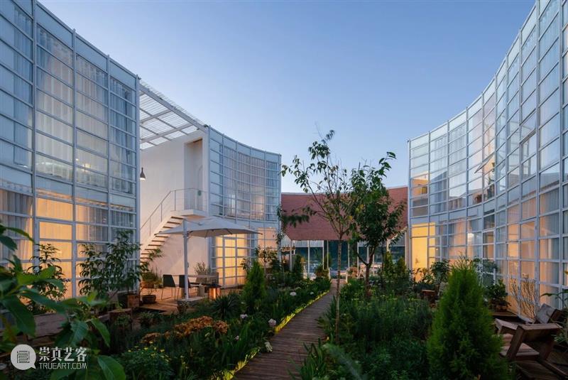 椭圆内院，越南LOOP精品酒店咖啡厅 / G+ Architects 越南 椭圆 内院 LOOP精品酒店咖啡厅 Tran 项目 占地面积 场地 长凳状 业主 崇真艺客