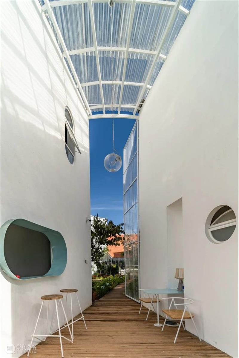 椭圆内院，越南LOOP精品酒店咖啡厅 / G+ Architects 越南 椭圆 内院 LOOP精品酒店咖啡厅 Tran 项目 占地面积 场地 长凳状 业主 崇真艺客