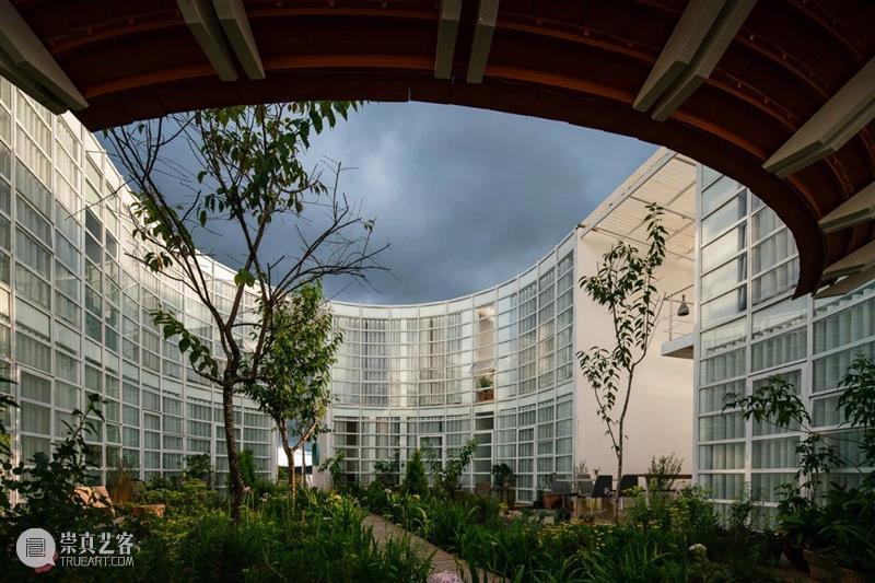 椭圆内院，越南LOOP精品酒店咖啡厅 / G+ Architects 越南 椭圆 内院 LOOP精品酒店咖啡厅 Tran 项目 占地面积 场地 长凳状 业主 崇真艺客