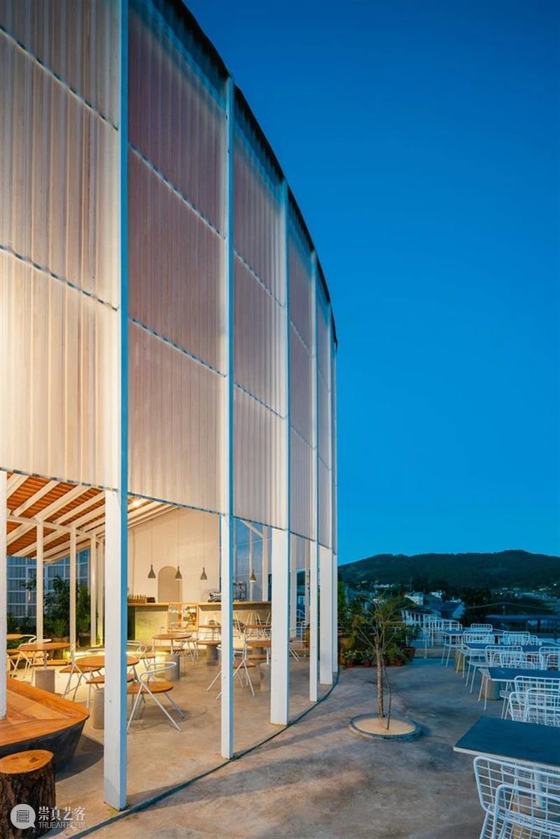 椭圆内院，越南LOOP精品酒店咖啡厅 / G+ Architects 越南 椭圆 内院 LOOP精品酒店咖啡厅 Tran 项目 占地面积 场地 长凳状 业主 崇真艺客