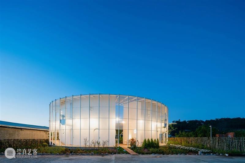 椭圆内院，越南LOOP精品酒店咖啡厅 / G+ Architects 越南 椭圆 内院 LOOP精品酒店咖啡厅 Tran 项目 占地面积 场地 长凳状 业主 崇真艺客
