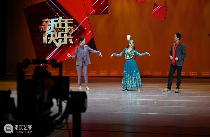 今晚19：00，载歌载舞齐欢腾，《舞彩家园》恭贺牛年大吉 舞彩家园 恭贺牛年大吉 民族 心连心 万事兴 舞蹈 大年初二 团圆饭 艺术家们 舞会友 崇真艺客