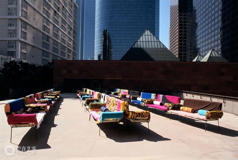 今日生日|弗朗兹·韦斯特(Franz West) 弗朗兹 韦斯特 Franz West 生日 卓纳 画廊 睡椅 洛杉矶 艺术 崇真艺客