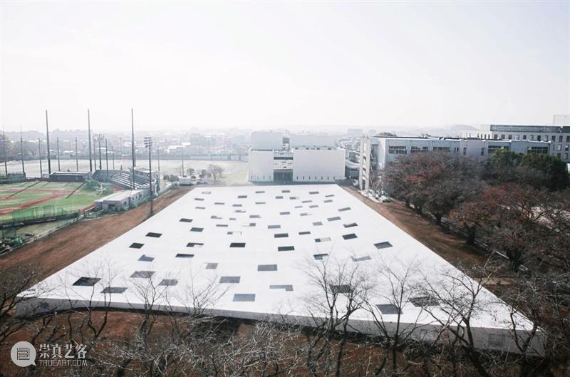 神奈川工科大学KAIT广场 / 石上纯也建筑事务所 神奈川工科大学 广场 建筑 石上纯也 事务所 KAIT 工坊 多功能 户外 东侧 崇真艺客
