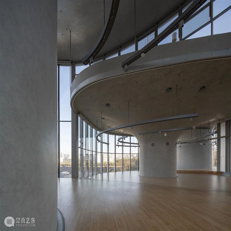 摩天楼群之间‘二层体块’，深圳云亭展览馆 / 源计划建筑师事务所 深圳 云亭 之间 体块 计划 建筑师事务所 展览馆 摩天楼群 张超 中国 崇真艺客