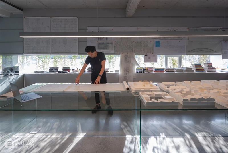 绿植“窗帘”，MIA设计工作室 / MIA Design Studio 工作室 绿植 窗帘 MIA Chien 场地 西贡市二号 街区 中央公园 附近 崇真艺客