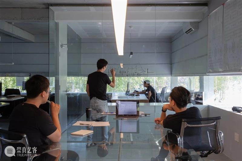 绿植“窗帘”，MIA设计工作室 / MIA Design Studio 工作室 绿植 窗帘 MIA Chien 场地 西贡市二号 街区 中央公园 附近 崇真艺客