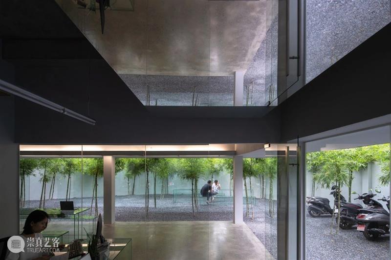 绿植“窗帘”，MIA设计工作室 / MIA Design Studio 工作室 绿植 窗帘 MIA Chien 场地 西贡市二号 街区 中央公园 附近 崇真艺客