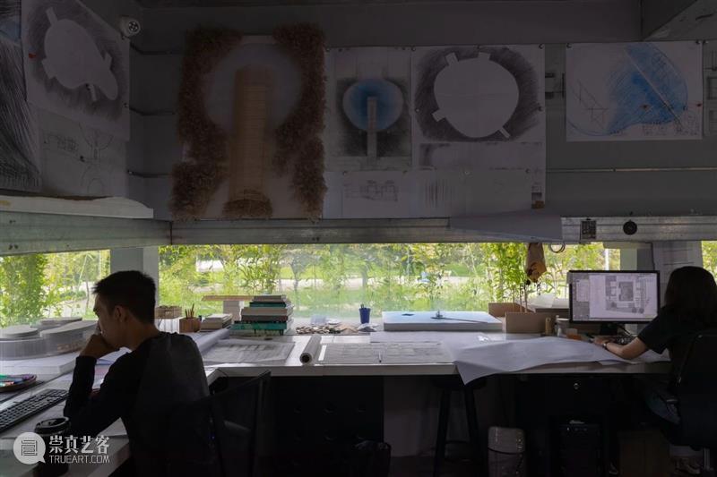 绿植“窗帘”，MIA设计工作室 / MIA Design Studio 工作室 绿植 窗帘 MIA Chien 场地 西贡市二号 街区 中央公园 附近 崇真艺客