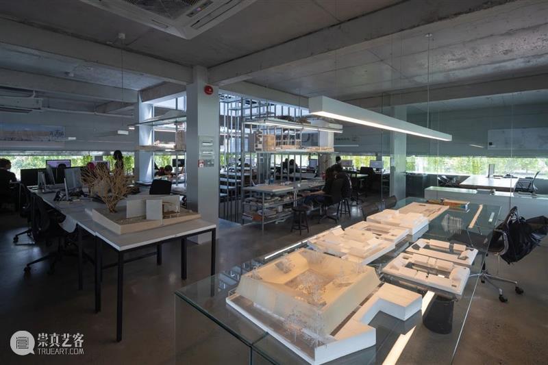 绿植“窗帘”，MIA设计工作室 / MIA Design Studio 工作室 绿植 窗帘 MIA Chien 场地 西贡市二号 街区 中央公园 附近 崇真艺客