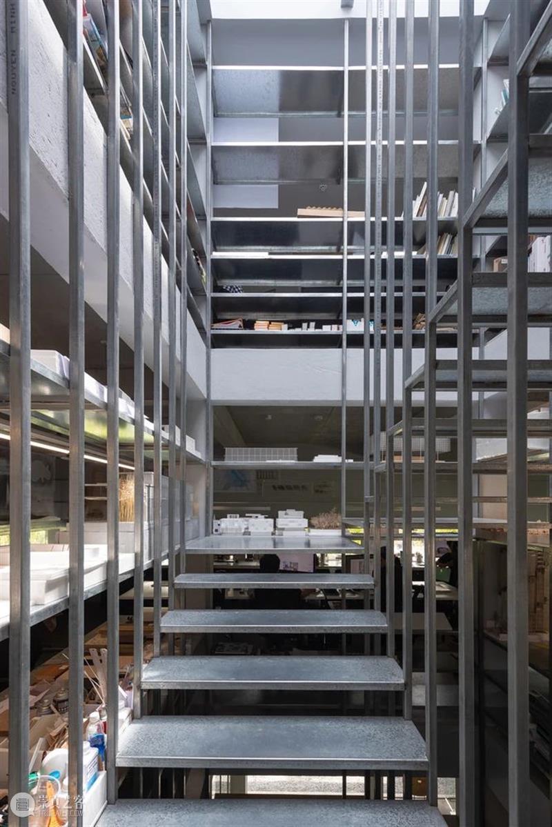 绿植“窗帘”，MIA设计工作室 / MIA Design Studio 工作室 绿植 窗帘 MIA Chien 场地 西贡市二号 街区 中央公园 附近 崇真艺客