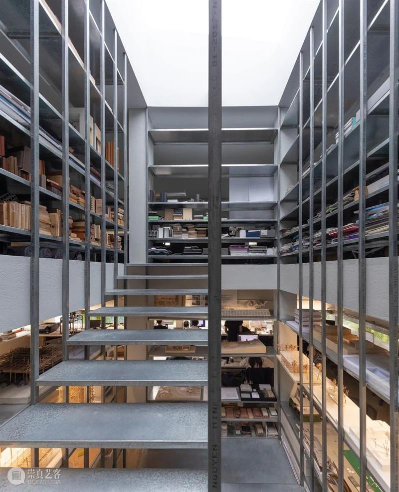绿植“窗帘”，MIA设计工作室 / MIA Design Studio 工作室 绿植 窗帘 MIA Chien 场地 西贡市二号 街区 中央公园 附近 崇真艺客