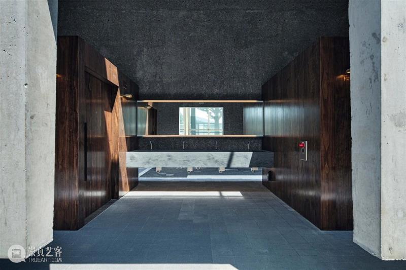 千駄谷‘垂直’混凝土公共卫生间 / Suppose Design Office 混凝土 公共卫生 千駄谷 Hasegawa 建筑 城市 高速公路 国家体育场地铁站 之间 文化 崇真艺客