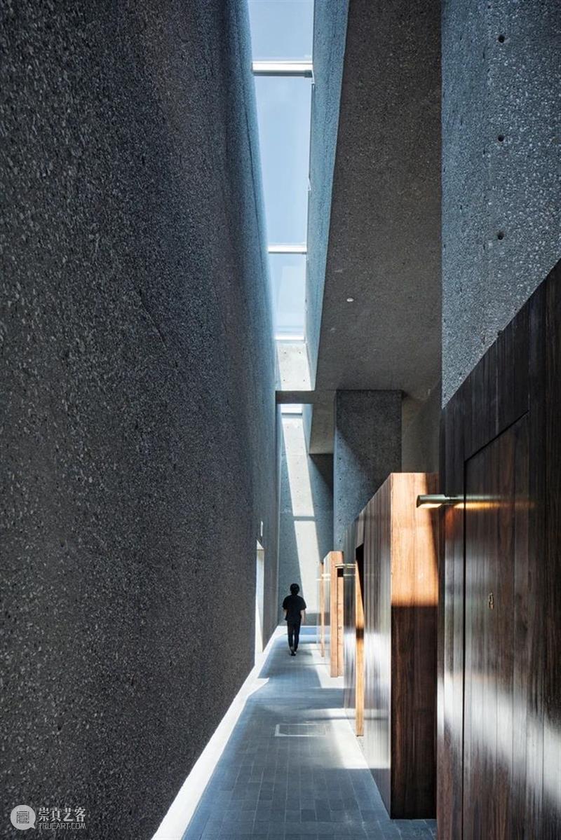 千駄谷‘垂直’混凝土公共卫生间 / Suppose Design Office 混凝土 公共卫生 千駄谷 Hasegawa 建筑 城市 高速公路 国家体育场地铁站 之间 文化 崇真艺客