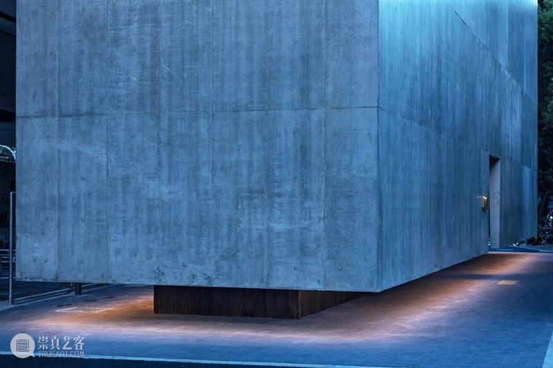 千駄谷‘垂直’混凝土公共卫生间 / Suppose Design Office 混凝土 公共卫生 千駄谷 Hasegawa 建筑 城市 高速公路 国家体育场地铁站 之间 文化 崇真艺客