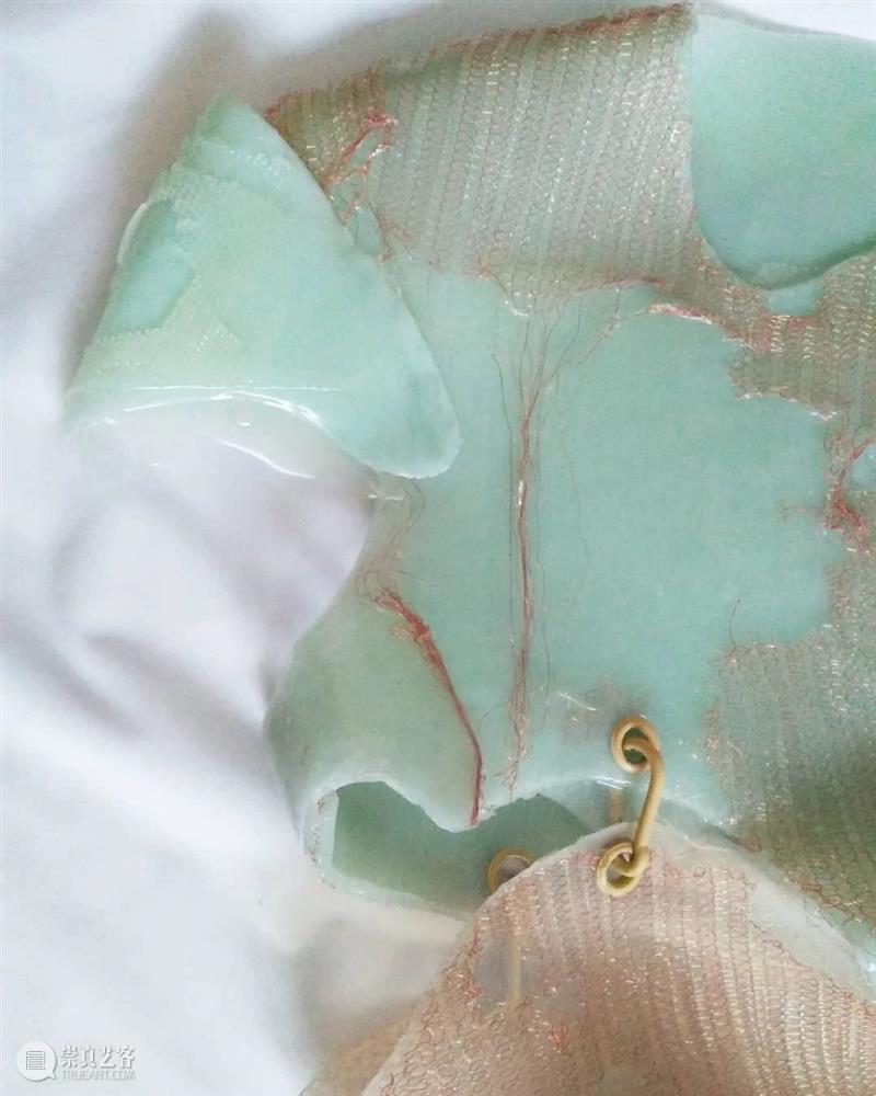 以恐慌性抢购“为主题的服饰创作——融化感的惊悚大片  中国舞台美术学会 恐慌性 服饰 融化感 大片 上方 中国舞台美术学会 右上 星标 本文 左衽艺术联盟 崇真艺客