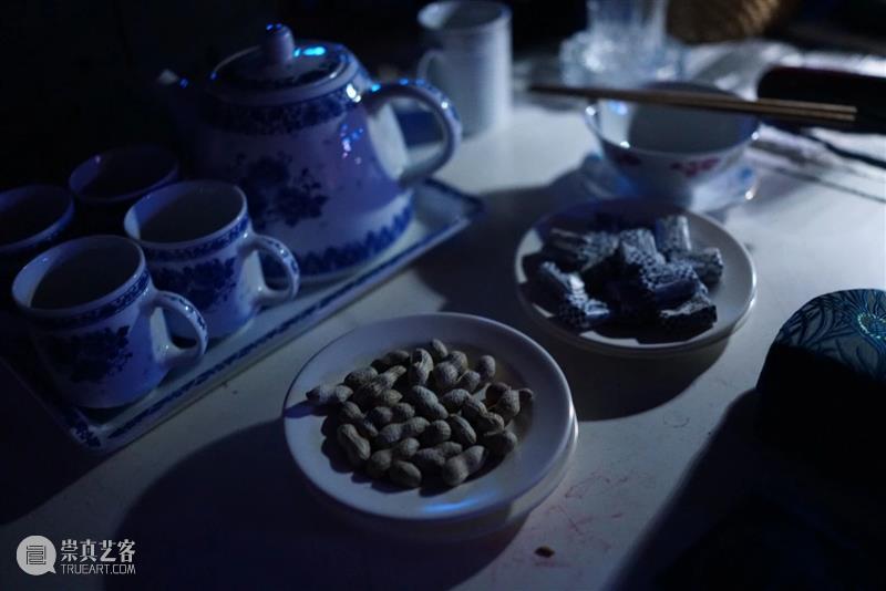 《长恨歌》的精致，氤氲在那些不经意的角落里 博文精选 上海话剧艺术中心 长恨歌 角落 晨曦 一点亮 灯光 雾气 轮廓 工笔 弄堂 房顶 崇真艺客