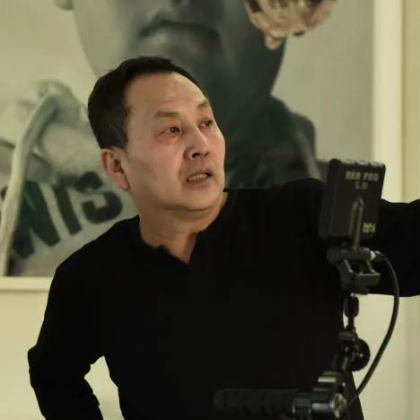 【OCAT上海馆 | 作品介绍】王功新《两平方米有效空间》、《破的凳》,1995-2020 作品 两平方米有效空间 破的凳 王功新 OCAT 上海馆 当前 媒介 东亚 录像 崇真艺客