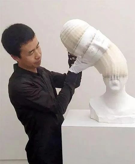雕塑丨瓷器面孔与“开放的心”将激励观者“打开你的心”  中国舞台美术学会 雕塑 瓷器 面孔 打开你的心 观者 上方 中国舞台美术学会 右上 星标 本文 崇真艺客