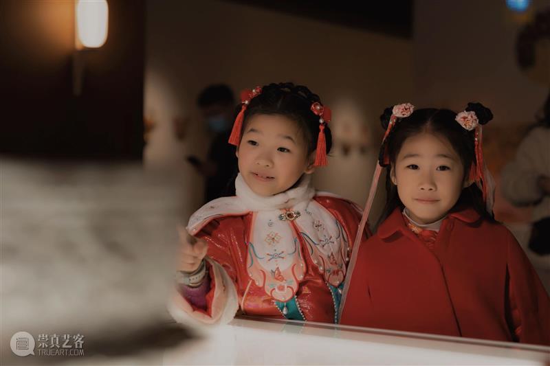 活动回顾|中国年文化与设计展里的汉服秀  浙江美术馆 中国 活动 文化 汉服秀 金牛纳福上元安康寒风 细雨 气温 浙江美术馆 汉服 妹妹 崇真艺客