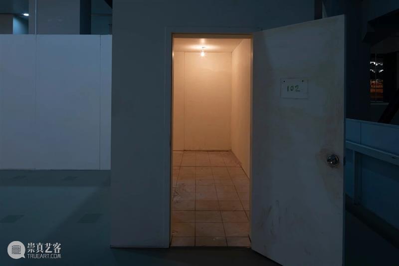 最后48小时,“张恩利个展:会动的房间”即将闭幕 张恩利 个展 房间 现场 帷幕 生涯 风格 艺术家 规模 内容 崇真艺客