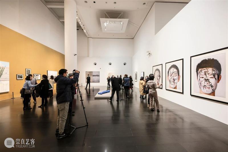 【云导览】第19期 | 展厅直播《东张西望三十年：程昕东当代艺术收藏》 展厅 程昕东 艺术 云导览 COLLECT+艺术周 嘉宾 北京画廊协会 会长 国际 经纪人 崇真艺客