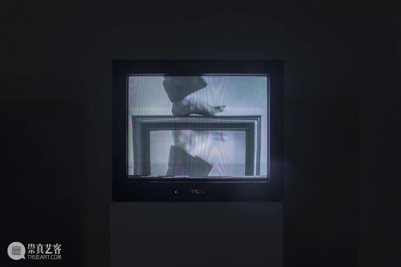 【OCAT上海馆 | 作品介绍】山本圭吾，《手 No.2》，1976；《脚No.3》，1977 作品 山本圭 OCAT 上海馆 脚No.3 当前 媒介 东亚 录像 艺术 崇真艺客
