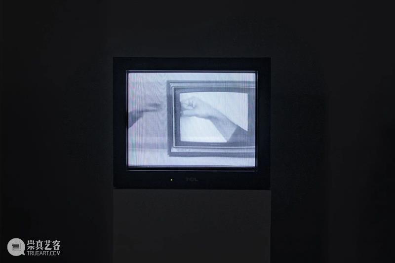 【OCAT上海馆 | 作品介绍】山本圭吾，《手 No.2》，1976；《脚No.3》，1977 作品 山本圭 OCAT 上海馆 脚No.3 当前 媒介 东亚 录像 艺术 崇真艺客