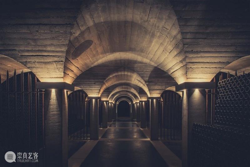 一本带您游历欧洲十二座葡萄酒名庄的珍贵护照 | PFV 顶级葡萄酒家族联盟限量版收藏礼盒上拍 欧洲十二座 葡萄酒名庄 护照 PFV 葡萄酒家族联盟 限量版 礼盒 酒界 翘楚 瑰酿蘇富比 崇真艺客