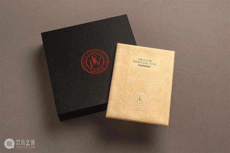 一本带您游历欧洲十二座葡萄酒名庄的珍贵护照 | PFV 顶级葡萄酒家族联盟限量版收藏礼盒上拍 欧洲十二座 葡萄酒名庄 护照 PFV 葡萄酒家族联盟 限量版 礼盒 酒界 翘楚 瑰酿蘇富比 崇真艺客