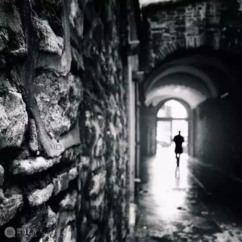 摄影丨大师们的视角，孤独的街头  中国舞台美术学会 大师们 视角 街头 上方 中国舞台美术学会 右上 星标 本文 lubyPedro Díaz 崇真艺客