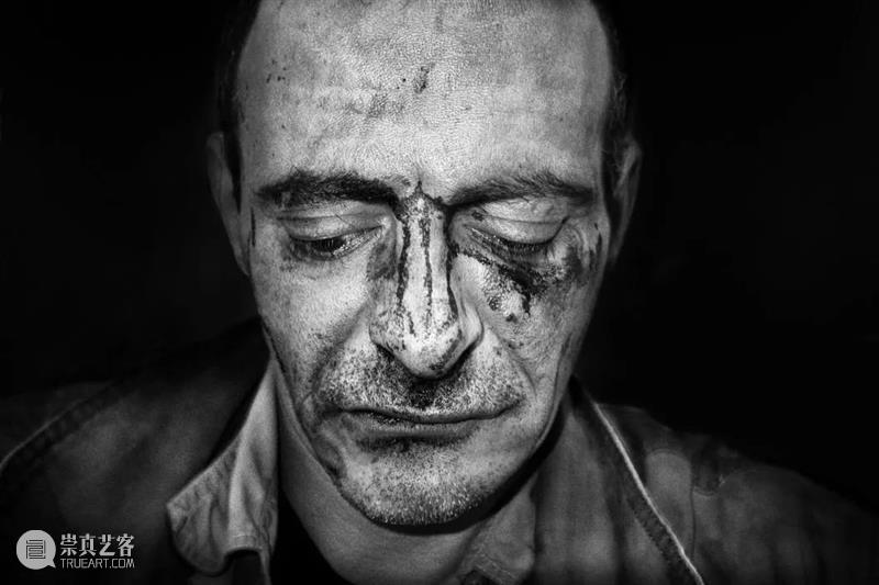 光社摄影图书馆 |   安托万·达加塔与疫情中的法国  光社摄影图书馆 安托万 法国 疫情 达加塔 Antoine Agata 阿加塔 肖像 摄影师 崇真艺客