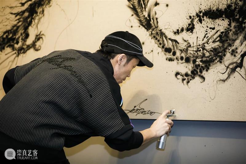 陈英杰(画图男) x Anti-General即兴跨界创作精彩现场戳看→ 现场 陈英杰 General 活动 绘画 电子音乐 视觉 听觉 潮流 艺术 崇真艺客