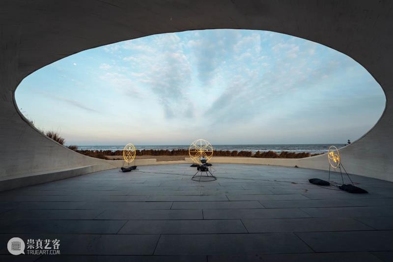 新闻 | 于伯公参加UCCA沙丘美术馆群展“太空奇谈” 于伯公 UCCA沙丘美术馆 群展 太空 奇谈 新闻 艺术家 本体2019LED灯条 发电机 不锈钢 崇真艺客