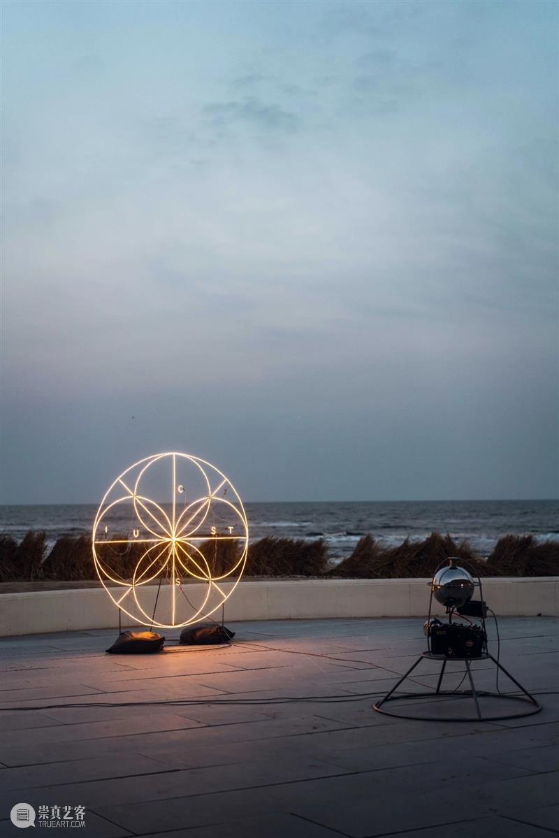 新闻 | 于伯公参加UCCA沙丘美术馆群展“太空奇谈” 于伯公 UCCA沙丘美术馆 群展 太空 奇谈 新闻 艺术家 本体2019LED灯条 发电机 不锈钢 崇真艺客
