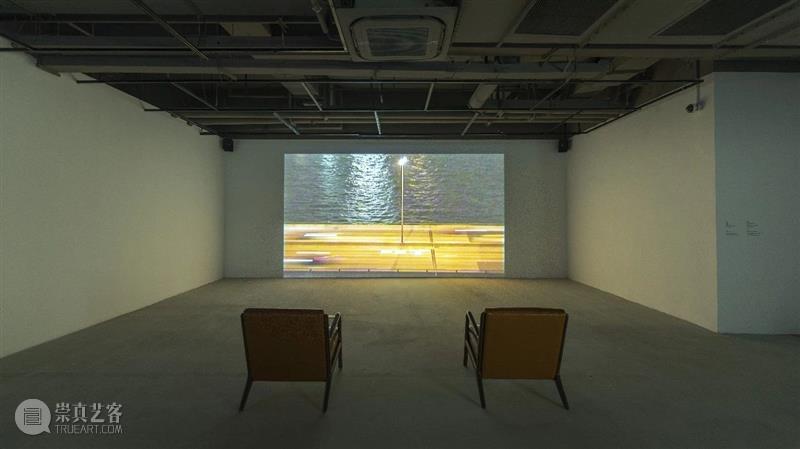 【OCAT上海馆 | 作品介绍】鲍蔼伦，《循环影院（Viewing Room）》，2000；《行动剧场》，1995-1996  OCAT上海馆 作品 循环影院 行动剧场 鲍蔼伦 OCAT 上海馆 当前 媒介 东亚 录像 崇真艺客