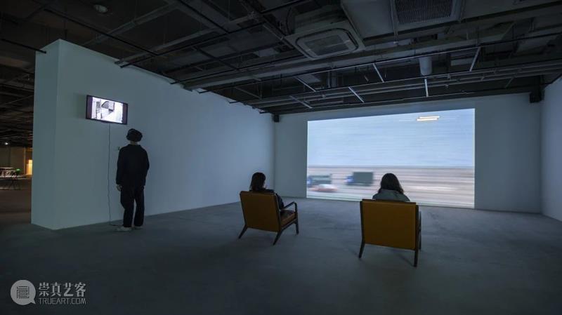 【OCAT上海馆 | 作品介绍】鲍蔼伦，《循环影院（Viewing Room）》，2000；《行动剧场》，1995-1996  OCAT上海馆 作品 循环影院 行动剧场 鲍蔼伦 OCAT 上海馆 当前 媒介 东亚 录像 崇真艺客