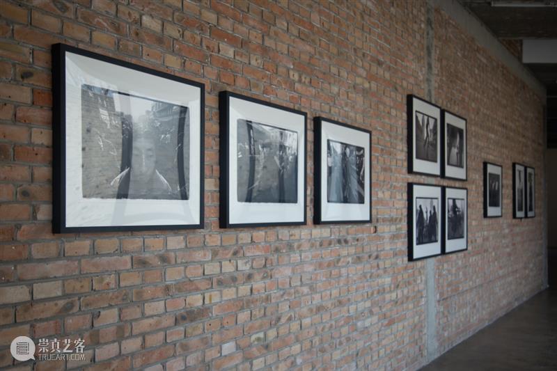 “共鸣：致敬罗伯特·弗兰克”明日开展！ 罗伯特·弗兰克 展期 地点 三影堂摄影艺术中心 北京市朝阳区 草场地 主办方 希帕 画廊 书房 崇真艺客