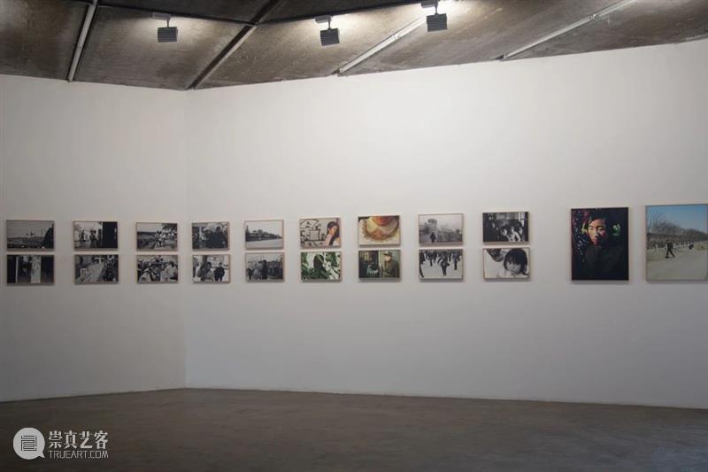 “共鸣：致敬罗伯特·弗兰克”明日开展！ 罗伯特·弗兰克 展期 地点 三影堂摄影艺术中心 北京市朝阳区 草场地 主办方 希帕 画廊 书房 崇真艺客