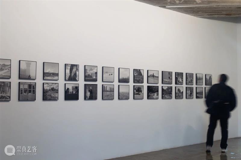 “共鸣：致敬罗伯特·弗兰克”明日开展！ 罗伯特·弗兰克 展期 地点 三影堂摄影艺术中心 北京市朝阳区 草场地 主办方 希帕 画廊 书房 崇真艺客