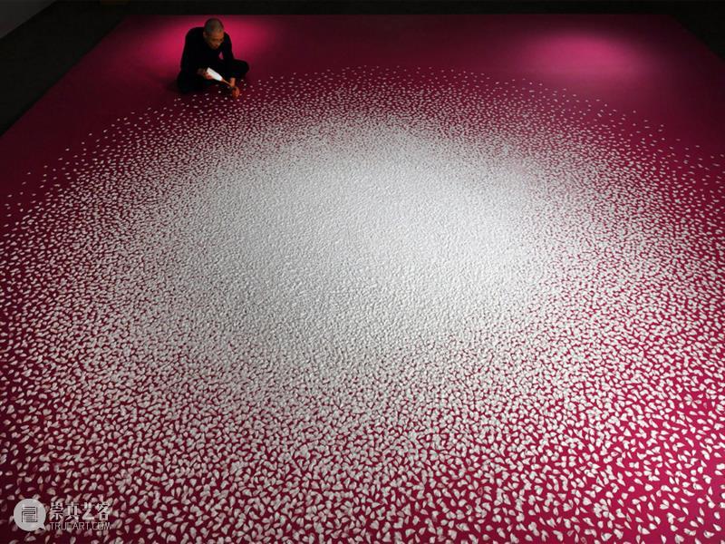日本艺术家用盐画画,55个小时制作10万朵樱花,背后原因令人泪目 樱花 日本 背后 艺术 原因 泪目 赏樱 季节 枝头 心神 崇真艺客