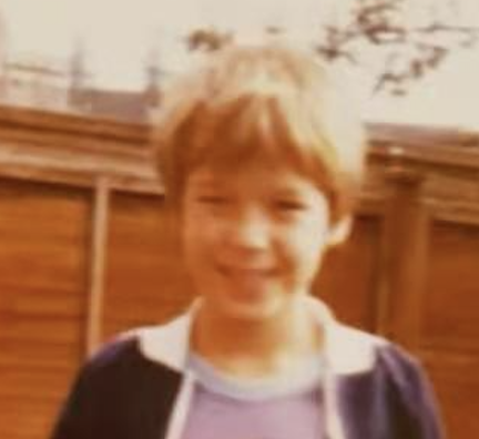 “做大人太久了，久到忘了自己也做过小孩。”｜《男人与猫》 主创访谈  上海话剧艺术中心 男人与猫 小孩 大人 中英 独角戏故事剧场 杭州大剧院 全球 文本 项目 上海话剧艺术中心 崇真艺客