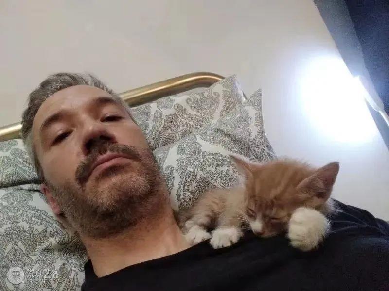 “做大人太久了,久到忘了自己也做过小孩。”|《男人与猫》 主创访谈 上海话剧艺术中心 男人与猫 小孩 大人 中英 独角戏故事剧场 杭州大剧院 全球 文本 项目 上海话剧艺术中心 崇真艺客